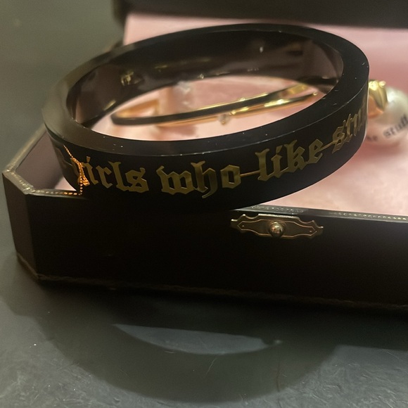 Juicy Couture For Nice Girls Who Like Stuff Bangle Charm Bracelet Boxed Set - Picture 4 of 5